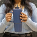 Pojemny kubek podróżny 900 ml z uchwytem i możliwością personalizacji