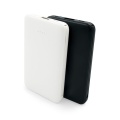 Personalizowany power bank z nadrukiem na obudowie, w dwóch kolorach do wyboru: biała lub czarna