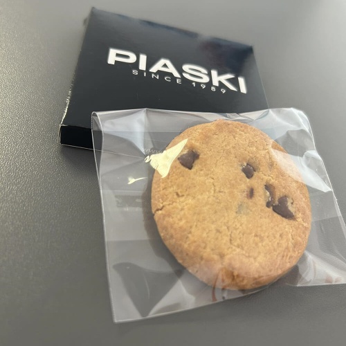 Ciastka jak pieguski, w kartonikach z nadrukiem reklamowym