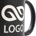 Matowy czarny kubek z wygrawerowqnym logo