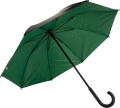 Duży, rozkładany manualnie parasol z czarnym materiałem na zewnątrz i zielonym od środka.